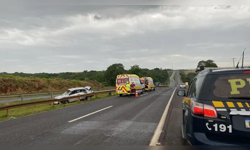 Mãe e filha ficam feridas após capotamento durante chuva na BR-376