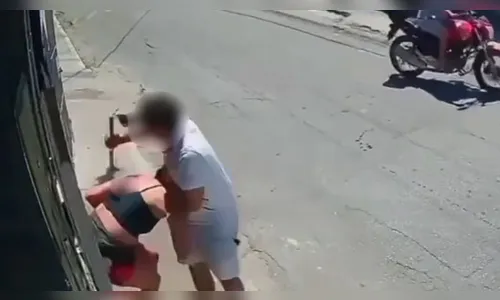 Vídeo mostra mulher fugindo do namorado com faca cravada nas costas