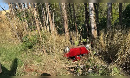 Jovem sobrevive após carro capotar seis vezes em barranco na PR-444