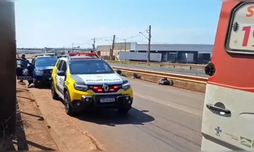 Homem esfaqueou mulher na frente da PM antes de ser morto, diz polícia