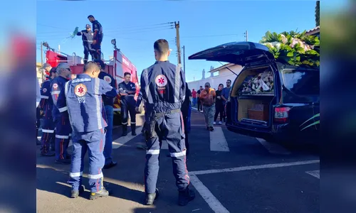 Socorrista do Samu de Arapongas é homenageado por colegas em cortejo fúnebre