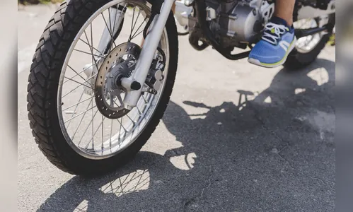 PM flagra menor na direção de moto após fuga em Apucarana