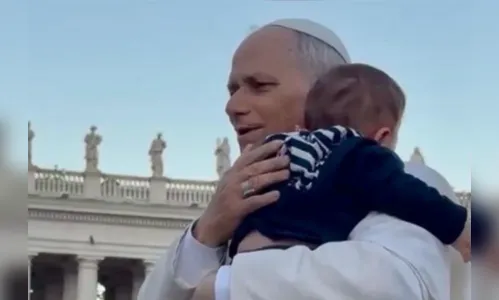 Papa Leão XIV abraça bebê brasileiro durante cerimônia no Vaticano