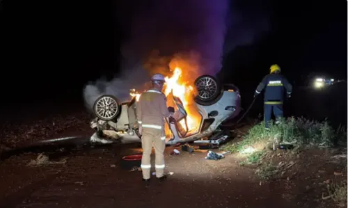 Porsche capota e pega fogo após sair da pista na BR-467, em Cascavel