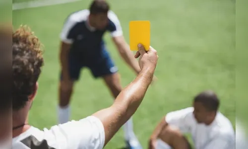 Juiz apanha de jogador ao dar cartão amarelo durante jogo em Apucarana