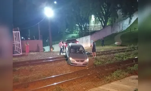 Carro cai na linha do trem e é salvo pela GCM e bombeiro em Apucarana