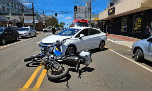Acidente entre carro e moto deixa homem ferido no centro de Apucarana
