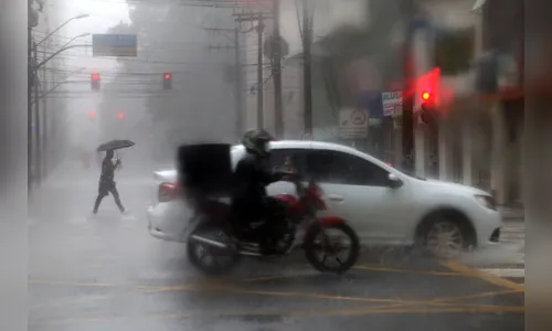 Inmet coloca 127 cidades do PR sob alerta de tempestades e granizo; veja lista