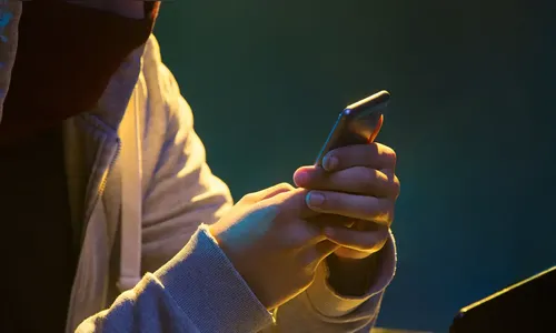 Ladrão rouba jovem autista e cobra 'resgate' por celular em Califórnia