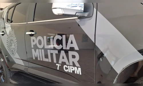 Motorista bêbado bate Mercedes, tenta fugir e é detido por populares