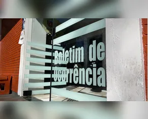 Morador instala fio elétrico em portão para afastar cães e PM intervém