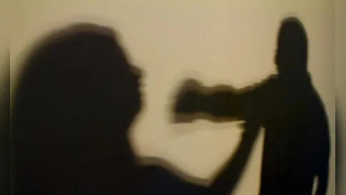 Criança pede ajuda a vizinhos após presenciar briga violenta entre os pais