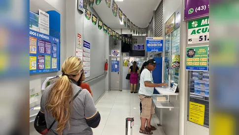 Mega-Sena acumula, mas bilhete do PR fatura prêmio com cinco acertos