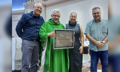 Padre Paulinho recebe homenagem
