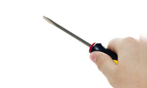 Homem ataca esposa e enteada com chave de fenda em Cambira