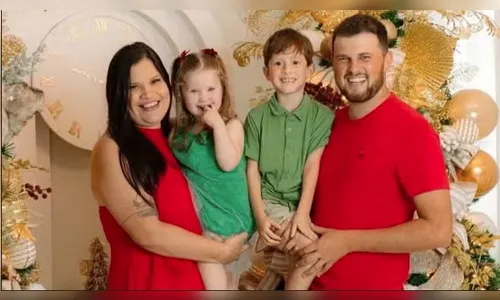 Pai, mãe e dois filhos morrem após carro derrapar ser prensado por caminhão no PR