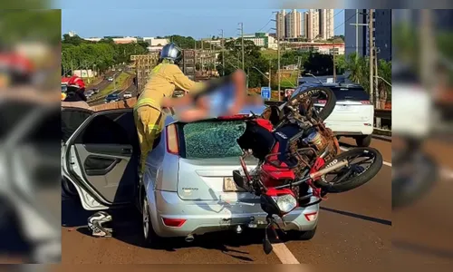 Moto fica 'fincada' em traseira de carro após colisão grave na PR-445