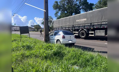 Motorista perde controle de veículo e sobe no meio-fio na Avenida Minas Gerais