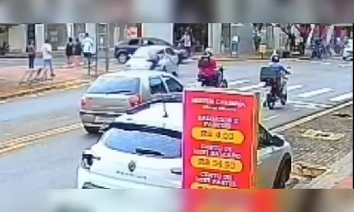 Câmera flagra atropelamento em faixa de pedestre no centro de Arapongas; assista