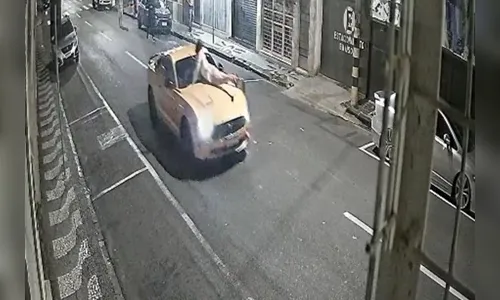 Homem de Mustang atropela e depois carrega ex no capô por ruas do PR; veja