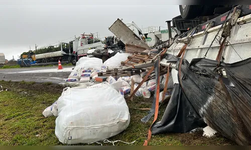 Colisão frontal entre carro e caminhão interdita totalmente a BR-376 em Califórnia