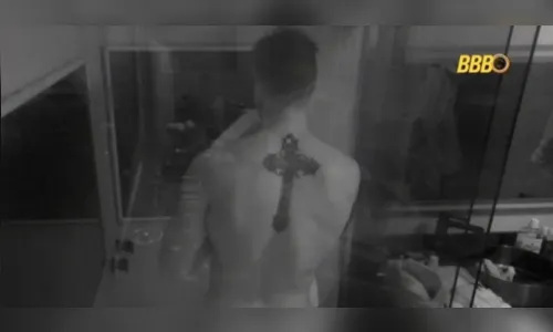 BBB 26: Jonas cumpre promessa e toma banho completamente nu; veja vídeo