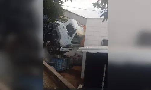 Livramento: caminhão desce sozinho e quase atinge mulher em Cambira