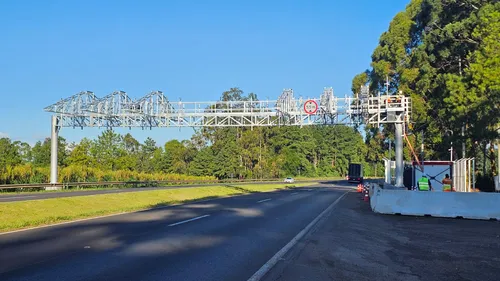 Estrutura instalada na BR-376, em Mauá da Serra, ainda não está funcionando