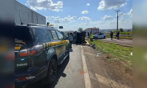 Motorista morre após tentar retorno perto de pedágio e ser atingido por caminhonete na BR-376