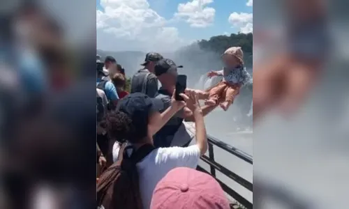 Turista levanta bebê sobre grade de proteção nas Cataratas e causa tensão