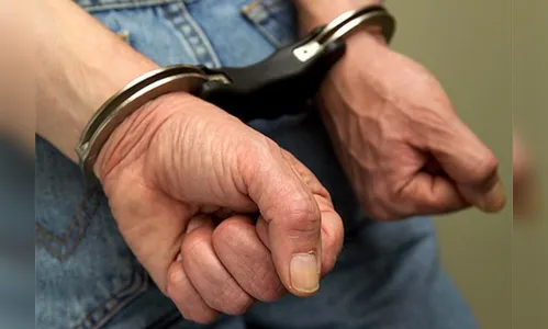 Homem é preso após ameaçar ex-companheira na frente dos filhos em Arapongas