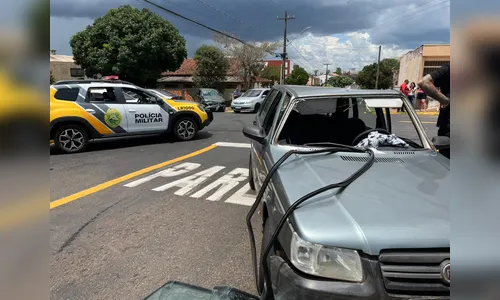 Furto de veículo termina em colisão contra carro e muro de residência em Apucarana