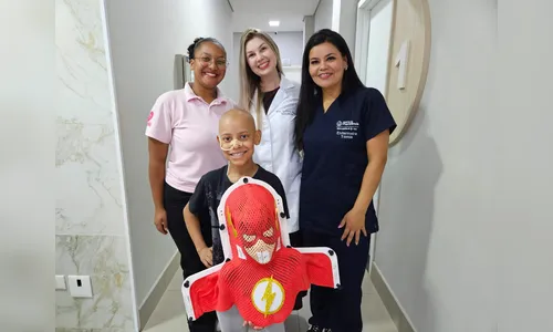 Máscara personalizada de super-herói facilita radioterapia infantil