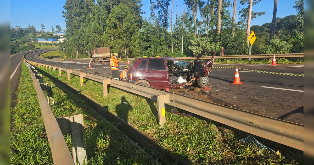 Colisão entre Uno e carreta deixa homem gravemente ferido na BR-376