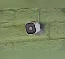 Morador flagra invasão por câmera e TV é furtada de garagem