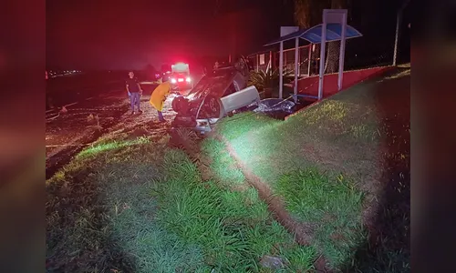 Motorista morre após carro atropelar capivara e capotar na BR-376 em Maringá