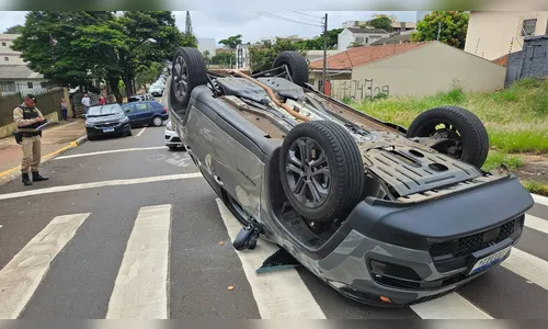 Acidente com três carros e moto deixa um ferido e interdita avenida de Apucarana