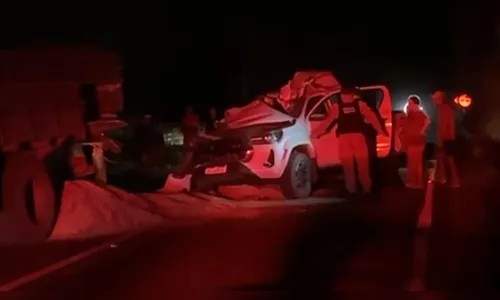 Passageiro morre após caminhonete bater em caminhão carregado com soja no PR