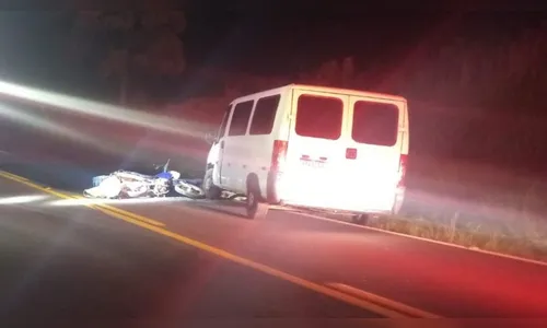 Motociclista de 64 anos morre em colisão frontal com van na PR-170