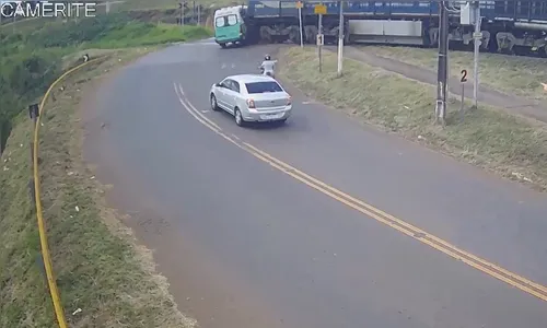 Colisão entre trem e ambulância é registrada em Jandaia do Sul; veja flagrante