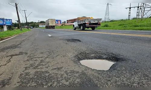 Excesso de buracos na Avenida Brasil preocupam motoristas em Apucarana