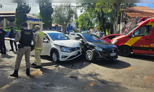 Duas pessoas ficam feridas em colisão no centro de Apucarana