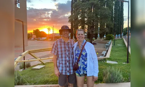 Canadenses visitam cidade da região para rever estudante intercambista