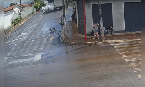 Câmera flagra acidente que deixou jovem morta e criança ferida no PR; veja