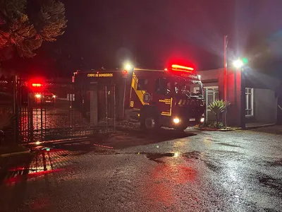 Incêndio atigiu barracão na noite desta sexta-feira