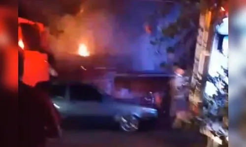 Incêndio destrói casa e mobiliza bombeiros durante a madrugada em Apucarana