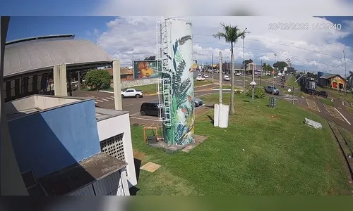 Jeep Compass é atingido por trem ao cruzar linha férrea em Arapongas; veja