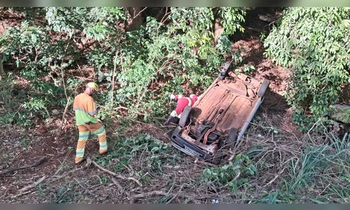 Fiat Uno é encontrado capotado no Contorno Norte em Apucarana