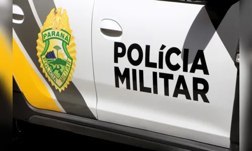 Dupla armada invade residência e tranca vítima em banheiro após roubo de joias