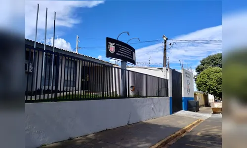 Homem invade casa, agride morador com tijolo e causa danos em delegacia